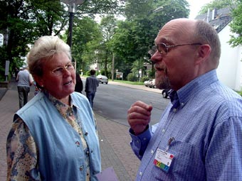 Gerd Bollmann im Gespräch mit einer Bürgerin