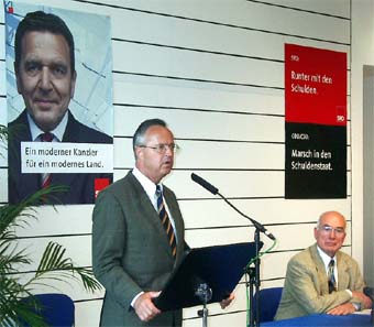 Finanzminister Hans Eichel und Diskussionsleiter Heinz Drenseck