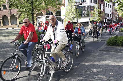 Die Fahrradfahrergruppe mit dem Unterbezirksvorsitzenden