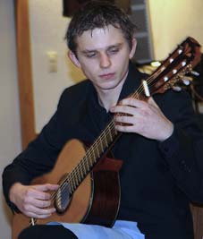 Gregor Sklarsky mit seiner klassischen Gitarre